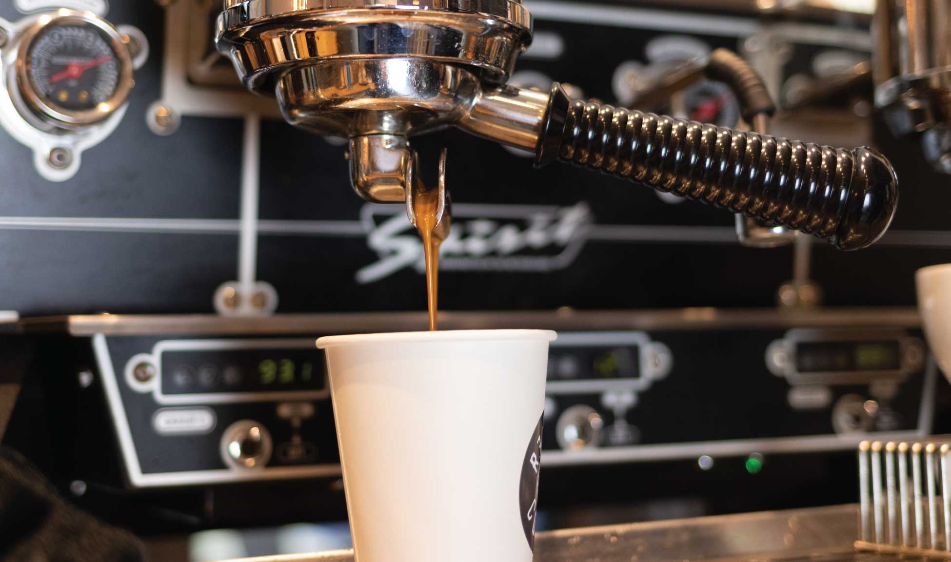 Morgendlicher Kaffeegenuss aus der Portalfilter Maschine
