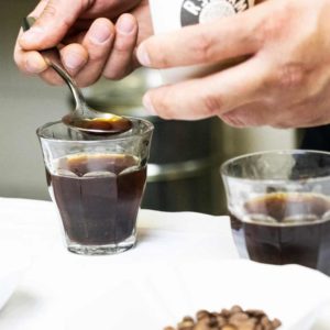 Kaffee Cupping für das Finden des richtigen Aromas